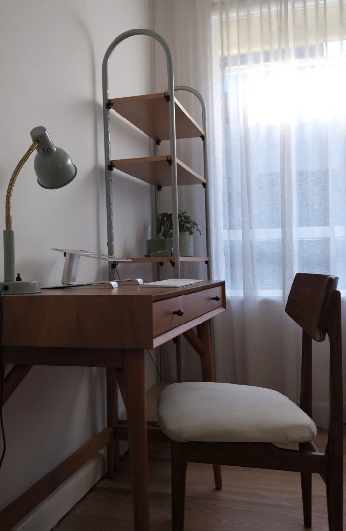 Does this bookshelf match with my desk setup?